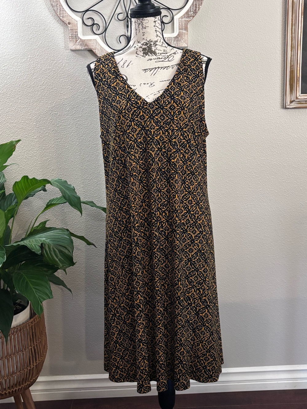 AK Sleeveless V-Neck Black & Gold Patterned Women's Dress